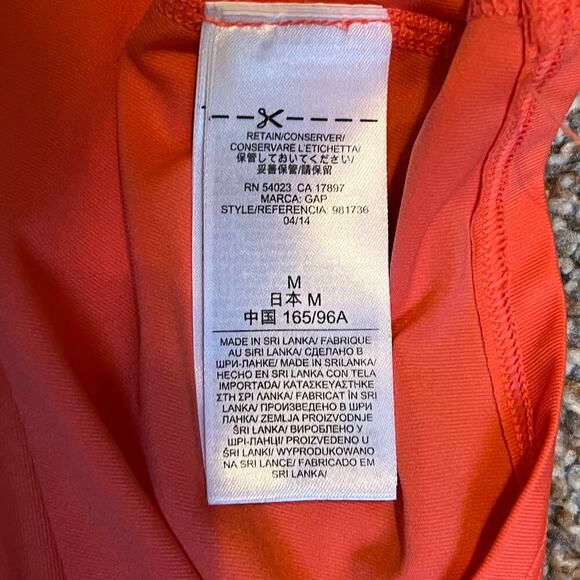 Gap Fit Forgiving Tank in Fire Coral.  Gray Shelf Bra.  Size Medium - Picture 5 of 7